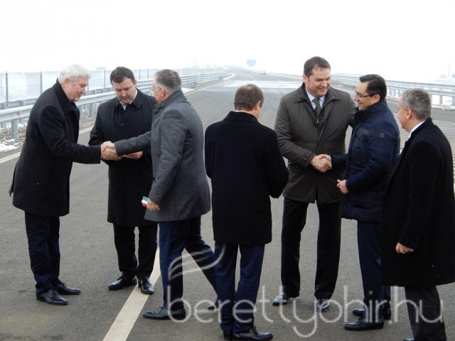 Átadták az autópályát 16